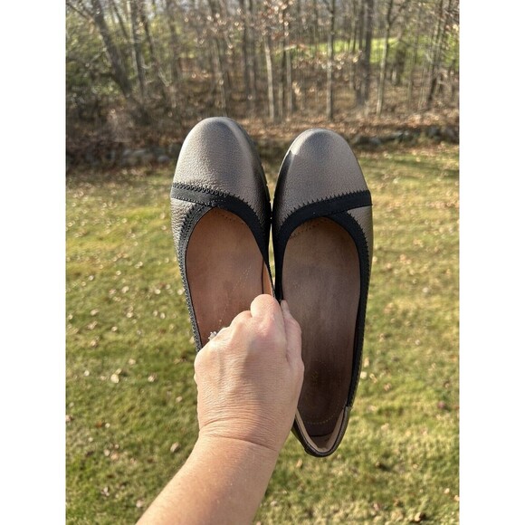 Clarks Daelyn Hill Wedge Flats in Metallic Bronze Full Grain Leather Size 7.5W - Picture 3 of 10